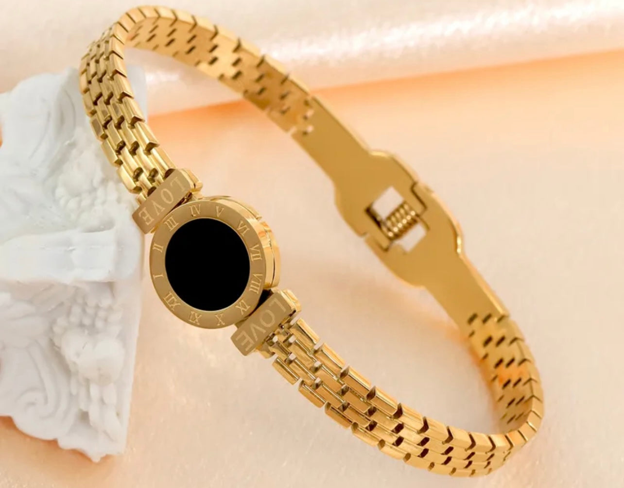 Sleek Gold Link Statement Bracelet